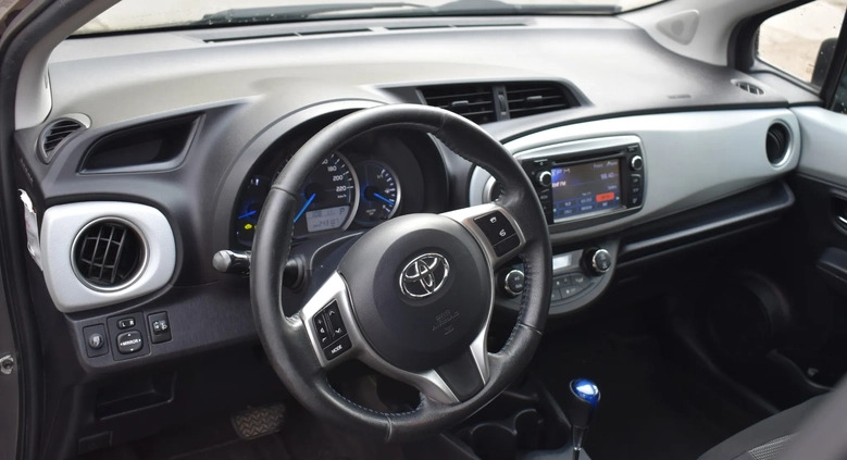 Toyota Yaris cena 33900 przebieg: 240000, rok produkcji 2013 z Gdańsk małe 79
